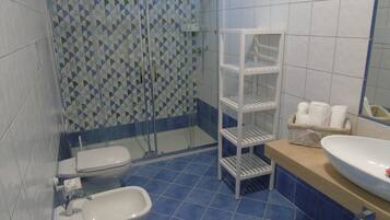 Doppia Comfort, 2 letti singoli | Bagno | Doccia, doccia idromassaggio, set di cortesia gratuito, asciugacapelli