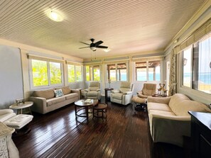 Smart TV, reproductor de DVD, libros y videoteca