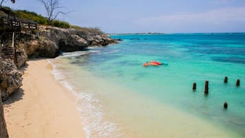 En la playa, camastros y toallas de playa