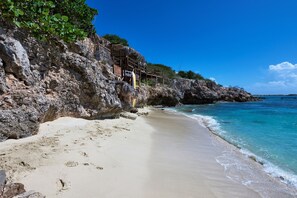 En la playa, camastros y toallas de playa