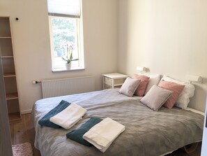 2 chambres, fer et planche à repasser, lit de bébé portatif