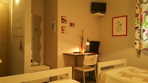 Tabla de planchar con plancha, wifi gratis y ropa de cama