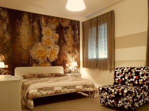 Tabla de planchar con plancha, wifi gratis y ropa de cama