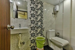 Royal Studio Suite | Bathroom | Shower, free toiletries, towels, soap