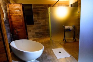 Luxury Chalet | Bathroom | Shower, free toiletries, towels