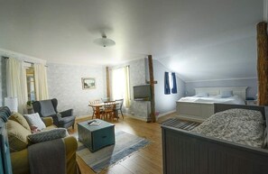 Una sala de estar acogedora con sofá, sillón y mesa de comedor.
