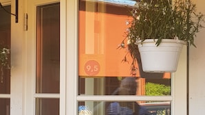 A reception area with a wooden sign above the door reading "Reception Atelié." - Nygården Bed&Breakfast (Harmanger)