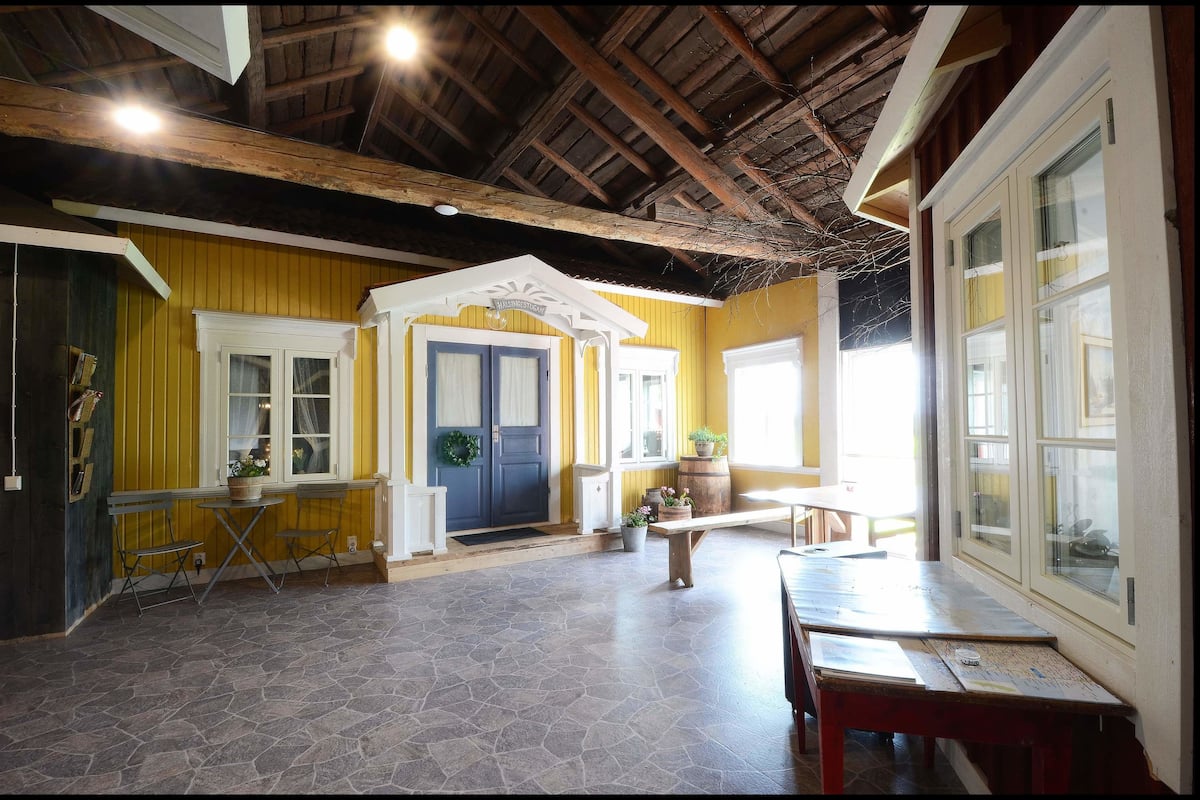 Cabin (Hälsingestugan) | Interior entrance