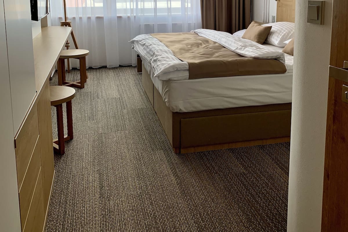 Chambre Triple Supérieure, balcon, vue lac | Coffres-forts dans les chambres, bureau, Wi-Fi gratuit, draps fournis