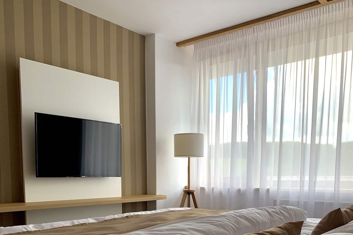 Chambre Double Supérieure, balcon, vue lac | Coffres-forts dans les chambres, bureau, Wi-Fi gratuit, draps fournis