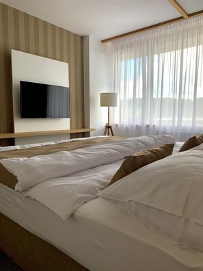 Superior Double Room, Balcony, Lake View - Hotel Adamantino (Pozlovice)