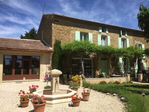 View from property - Fontaine des Magnarelles (Althen-des-Paluds)