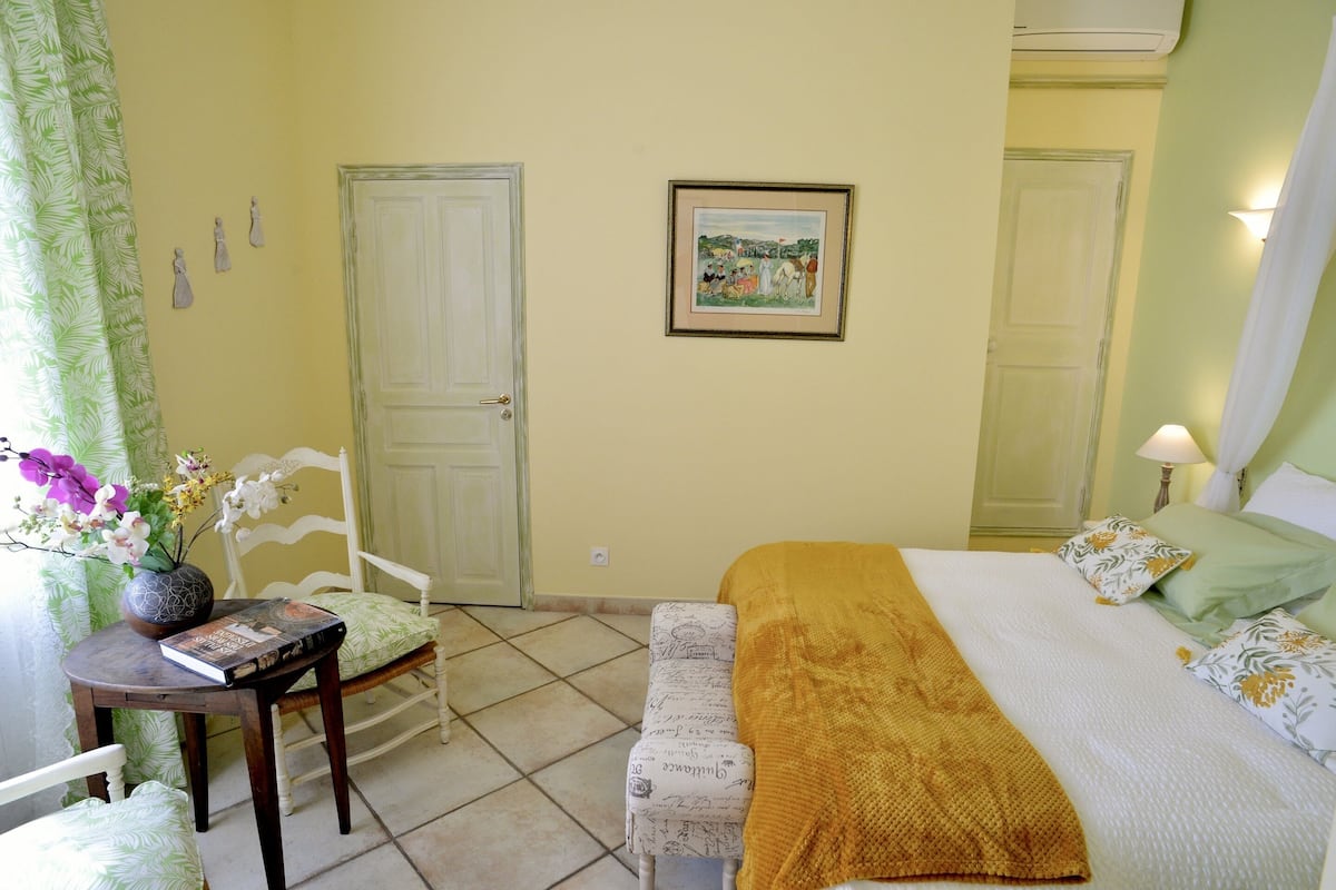 Habitación doble romántica, baño privado, vista al patio