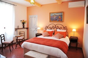 Romantic Double Room, Private Bathroom, Courtyard View - Fontaine des Magnarelles (Althen-des-Paluds)
