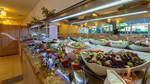 Een buffet met verschillende gerechten en bestek.