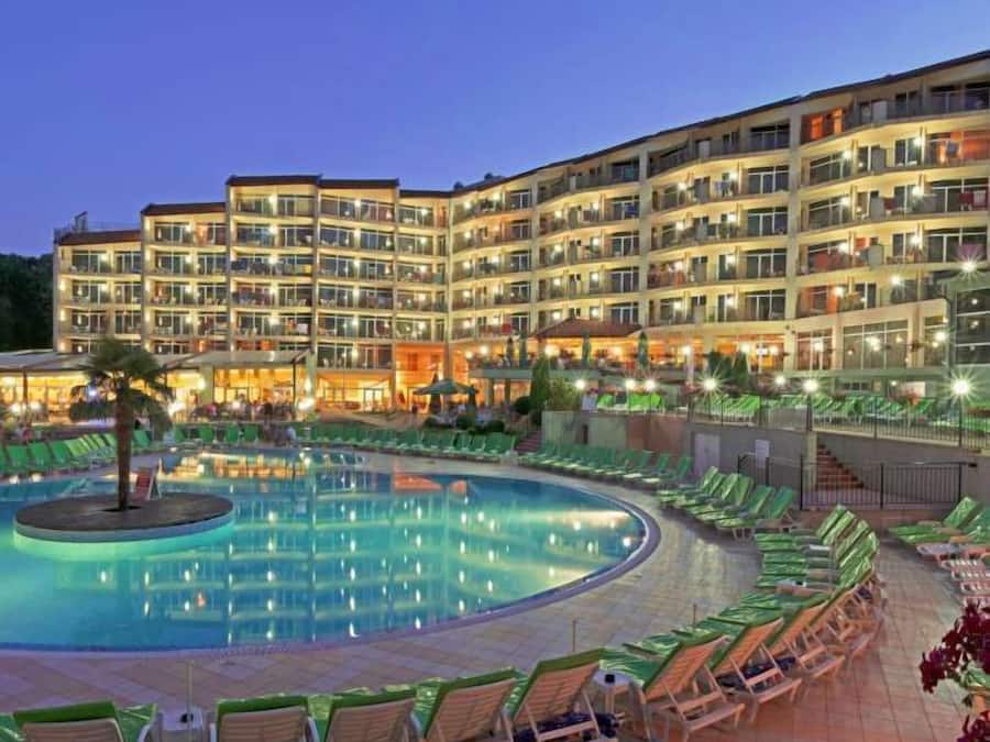 Una piscina techada, una piscina al aire libre de temporada, sombrillas