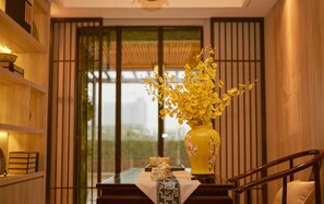 ラグジュアリー スイート コートヤードビュー | エジプト綿のシーツ、高級寝具、羽毛の掛け布団、ピロートップベッド