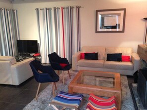 Télévision, cheminée, lecteur de DVD