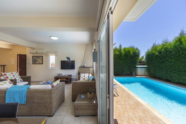 Villa - 3 sovrum - privat pool | Vardagsrum | Platt-tv och eldstad