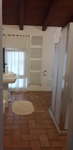 Family Suite, Connecting Rooms, Garden View | Bathroom