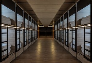 Espai de treball apte per a portàtils, wifi gratuïta i roba de llit 