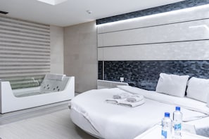 No Window Economy King Room with SPA | Laptopgeeigneter Arbeitsplatz, kostenloses WLAN, Bettwäsche