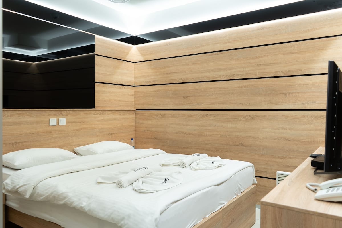 Laptop workspace, free WiFi, bed sheets