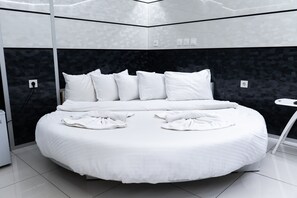 No Window Economy King Room with SPA | مساحة عمل للكمبيوتر المحمول وواي فاي مجانًا وملاءات أسرّة