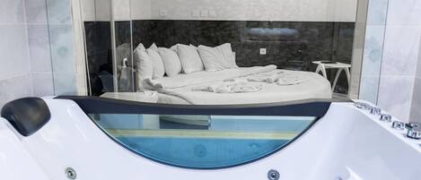 No Window Economy King Room with SPA | Bathroom | Towels