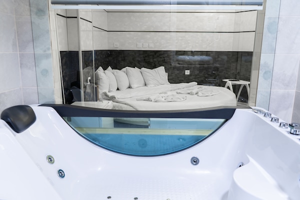 No Window Economy King Room with SPA | Badezimmer | Handtücher