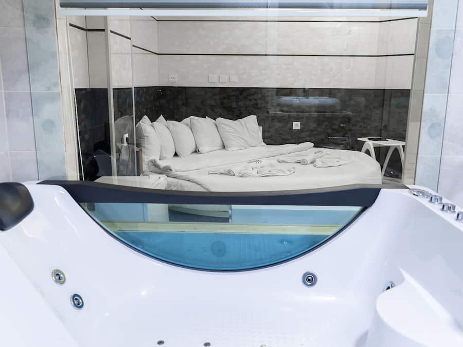No Window Economy King Room with SPA | Kamar mandi | Handuk