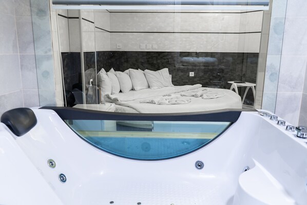 No Window Economy King Room with SPA | Bathroom | Towels - Hostel Inbox (Skopje)