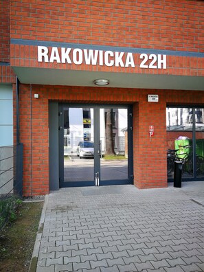 A brick building with a sign reading "RAKOWICKA 22H".