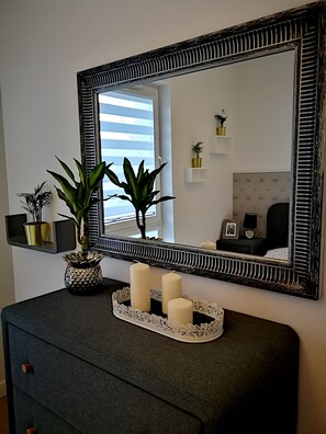 Deluxe-Apartment, 2 Schlafzimmer | Allergikerbettwaren, individuell dekoriert, individuell eingerichtet