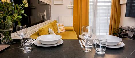 City appartement | Dineren op de kamer