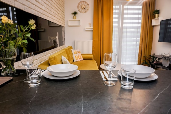 City Apartment | In-room dining