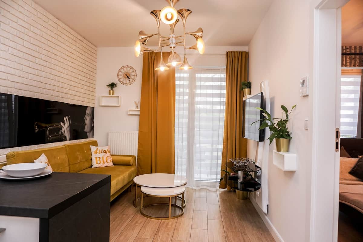 City appartement | Woonkamer | Een 40-inch flatscreentelevisie met satellietzenders