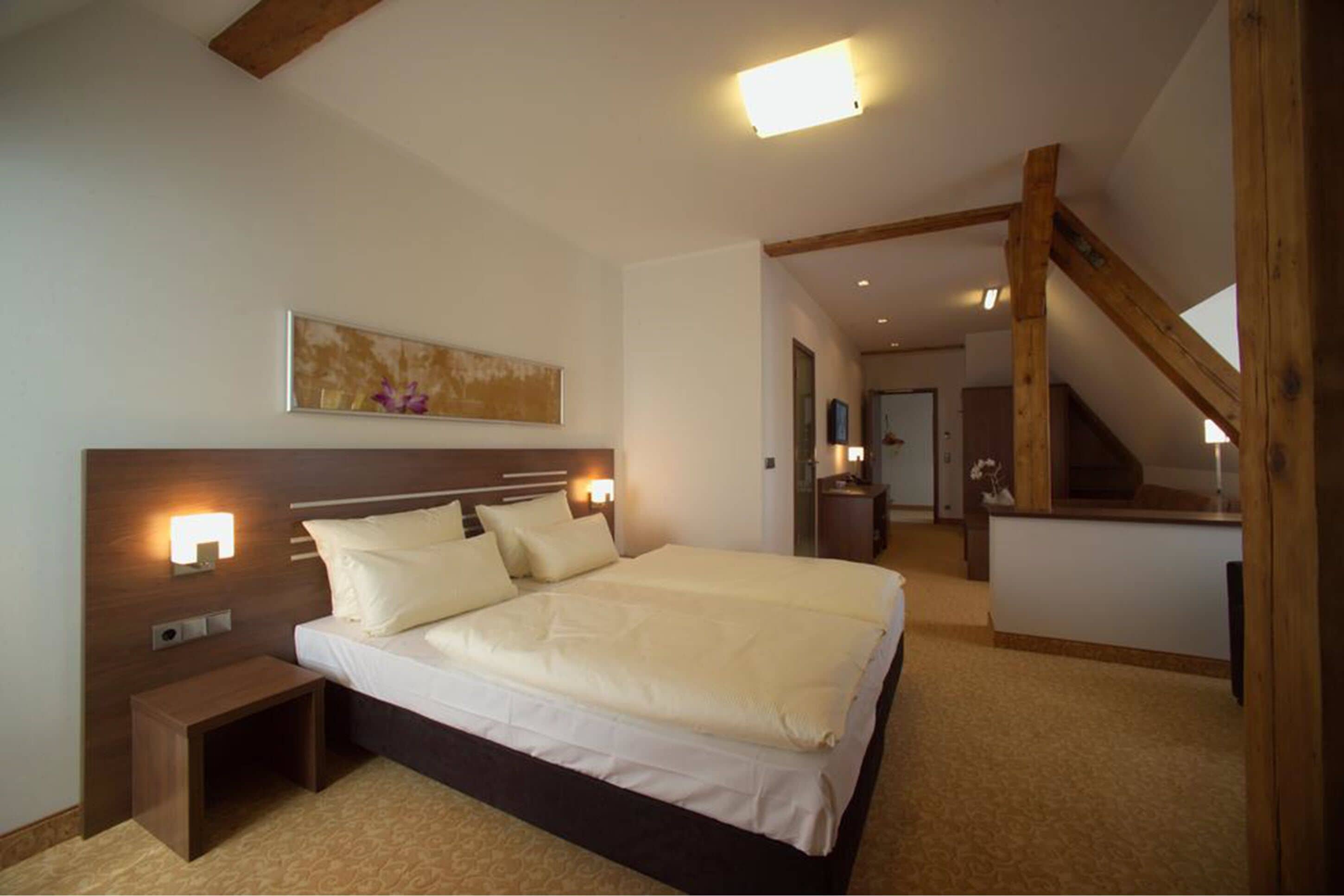 suite | desk, soundproofing, free wifi, bed sheets