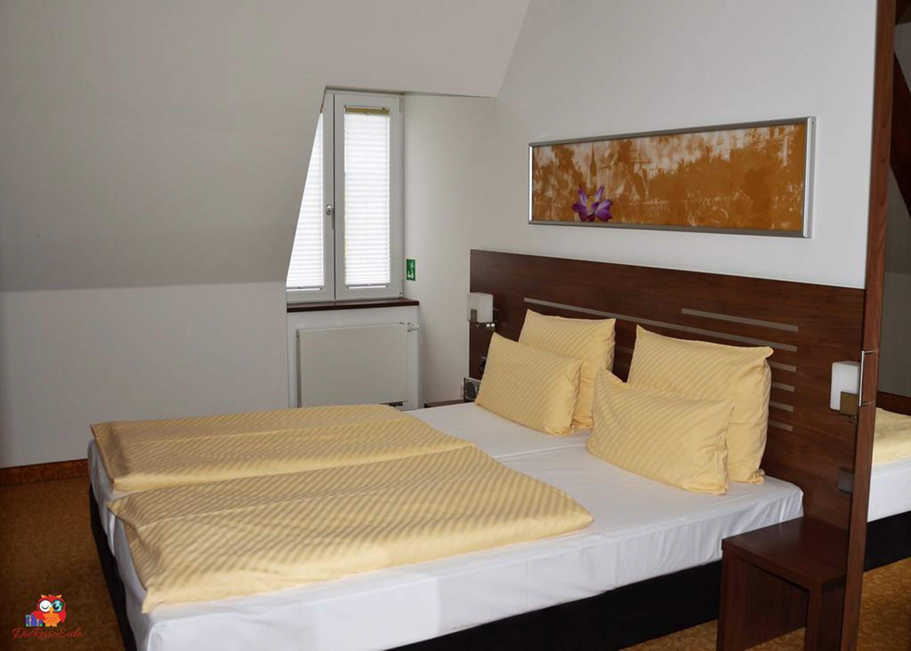 double or twin room | desk, soundproofing, free wifi, bed sheets