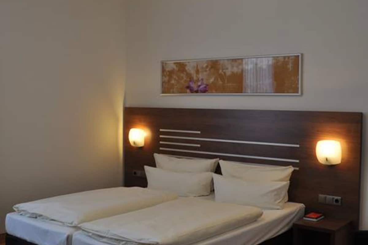 double or twin room | desk, soundproofing, free wifi, bed sheets