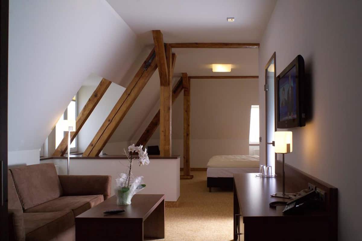 suite | living area | flat-screen tv