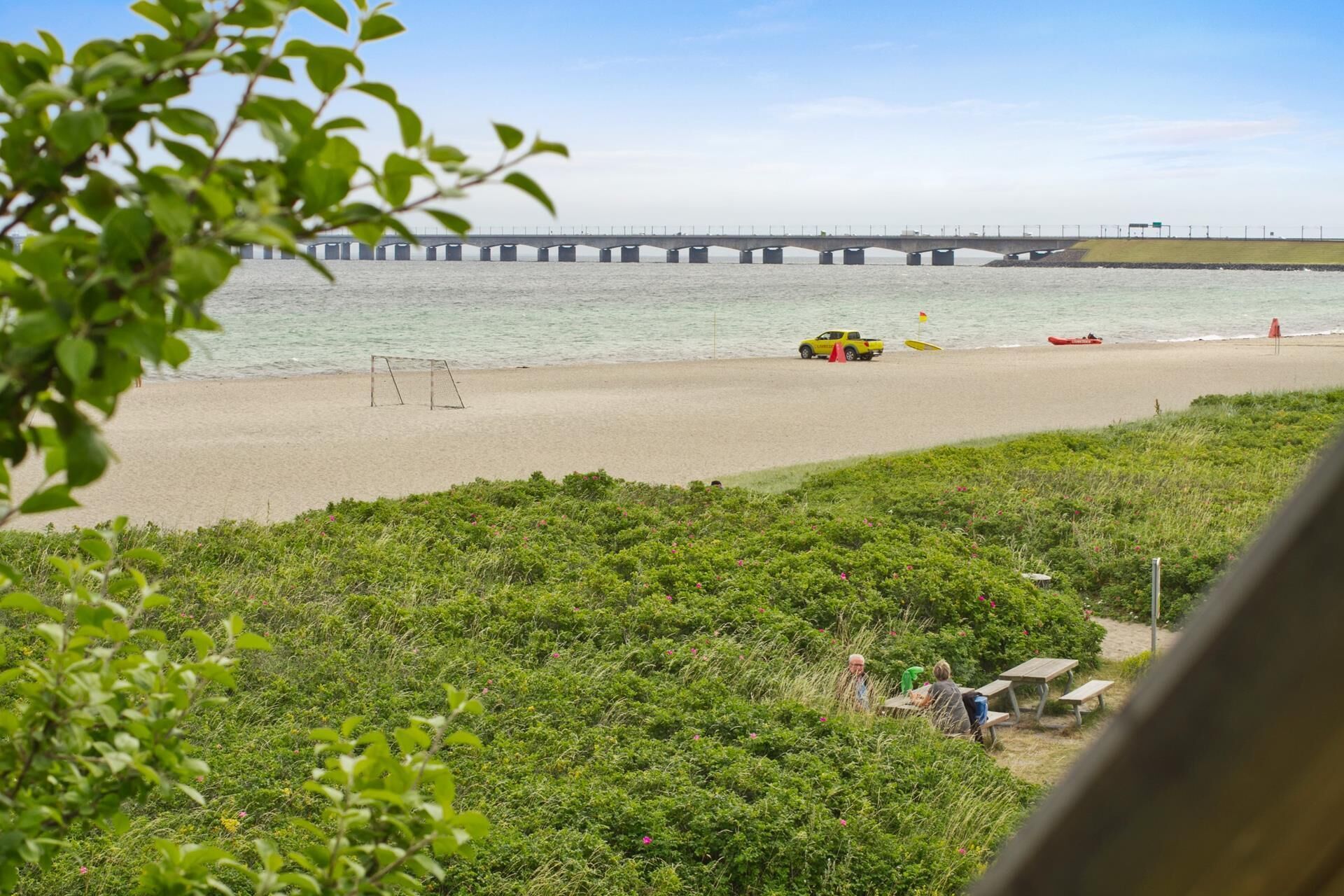 En la playa, camastros y toallas de playa 