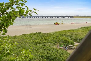 En la playa, camastros y toallas de playa 