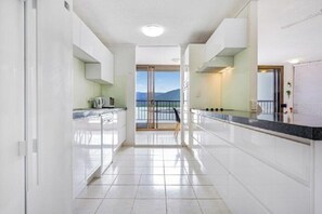 Kühlschrank, Mikrowelle, Ofen, Wasserkocher