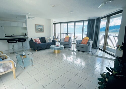 "Atemberaubende Ocean & Mountain View Apt in CBD"
