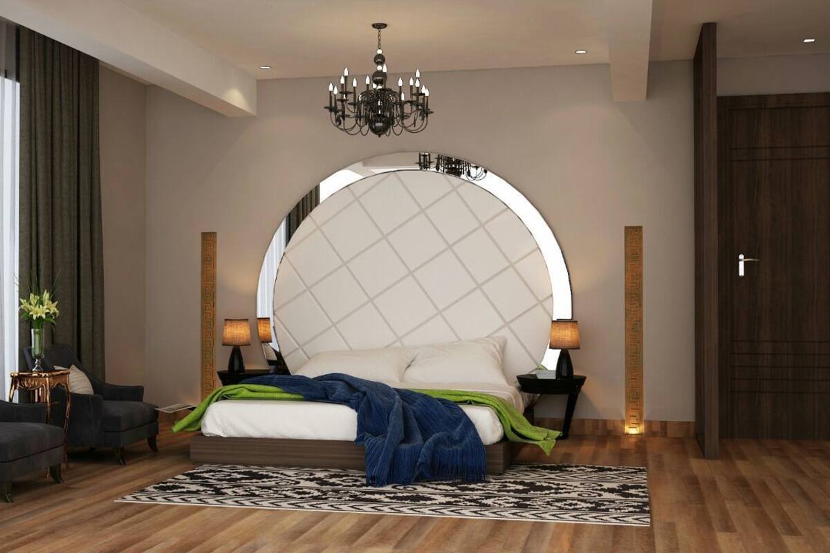 Quarto moderno com uma cama grande, duas mesas de cabeceira, um candelabro e uma janela ampla com cortinas.