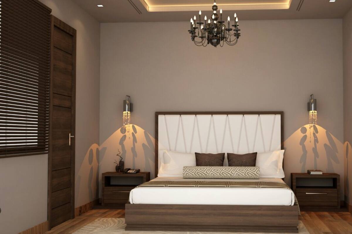 Quarto com cama grande, duas mesas de cabeceira, um candelabro e paredes de madeira.