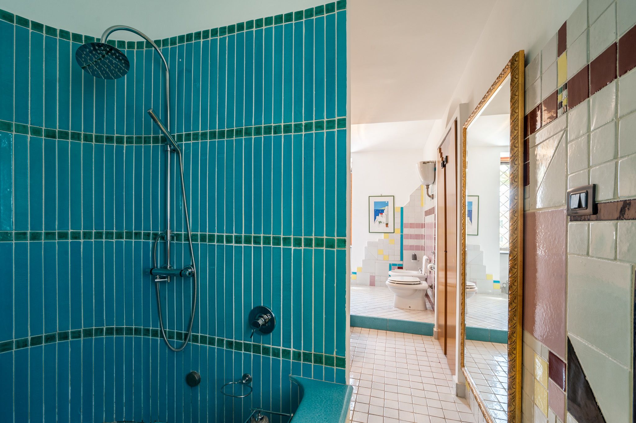 Ein Badezimmer mit Dusche, Toilette und Waschbecken.
