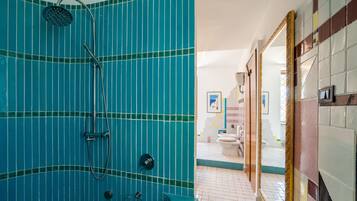Ein Badezimmer mit Dusche, Toilette und Waschbecken.