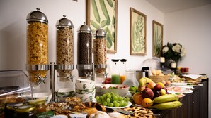 Un bufé con diversos alimentos y salsas.